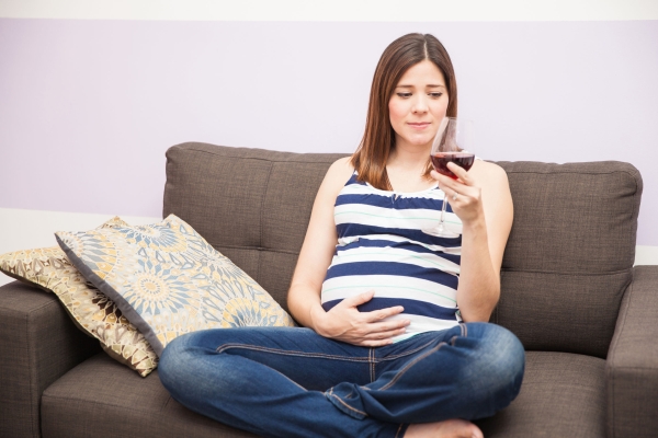 Túl sok terhes nő fogyaszt alkoholt