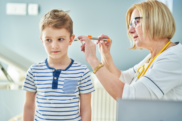 Maradandó halláskárosodást is okozhat gyerekeknél