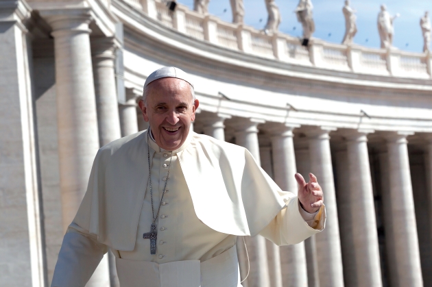 Így segíthetett a lágylézer a pápa térdproblémáján