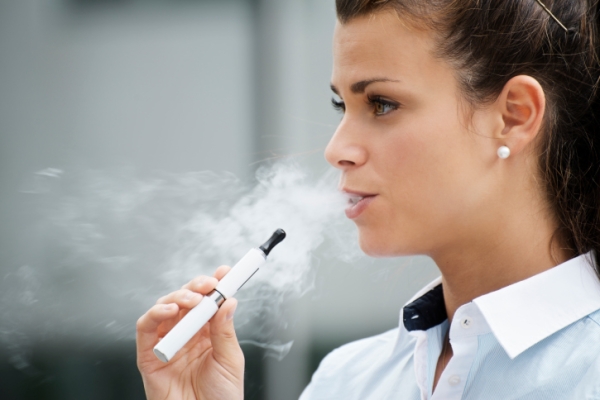 Az e-cigaretta dohányzásra buzdítja a tiniket 