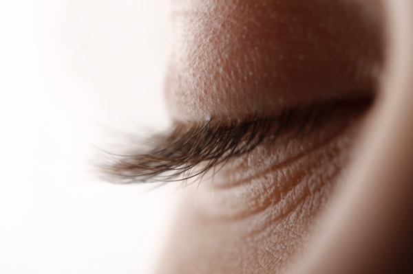 Árpa, ekcéma, csüngés - a szemhéj betegségei, A felső szemhéjon fehér növekedés